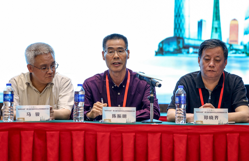 总决赛评审组组长陈振明教授发言