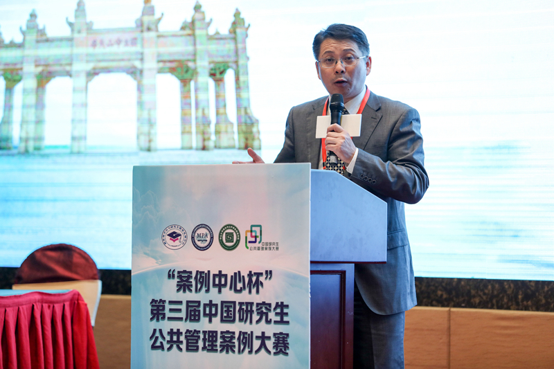 杨宏山副秘书长主持闭幕式